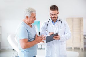 Ein Mann wird von einem Urologe aufgeklärt, was die Ursache für seinen plötzlichen Harndrang ist.