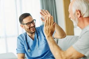 Patient mit Arzt im Gespräch darüber, was bei Prostatabeschwerden hilft.