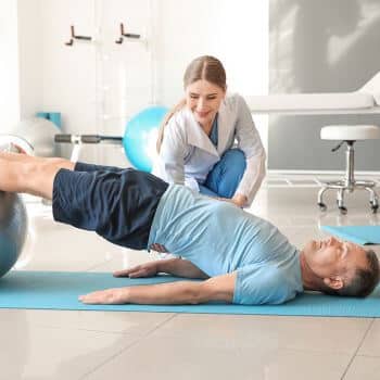 Apoprostat hero mobil Mann macht Übungen zum Beckenbodentraining auf einem Gymnastikball.