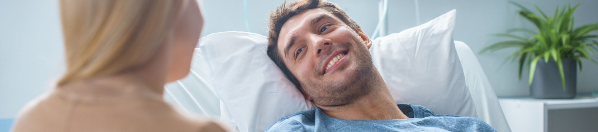 Mann wartet im Krankenhausbett auf Prostata-OP.