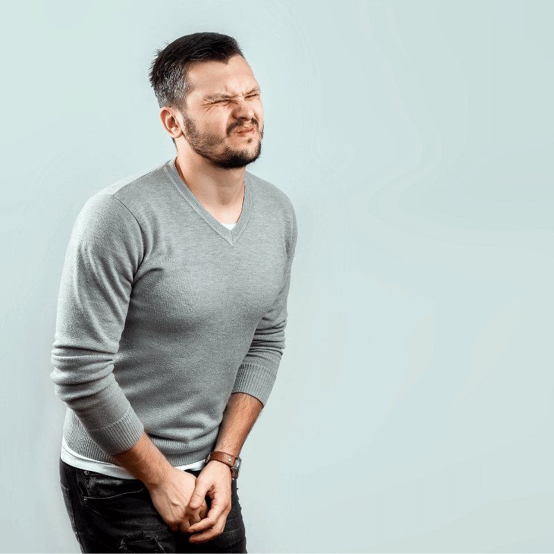 Mann hat aufgrund einer Prostatitis starke Schmerzen.