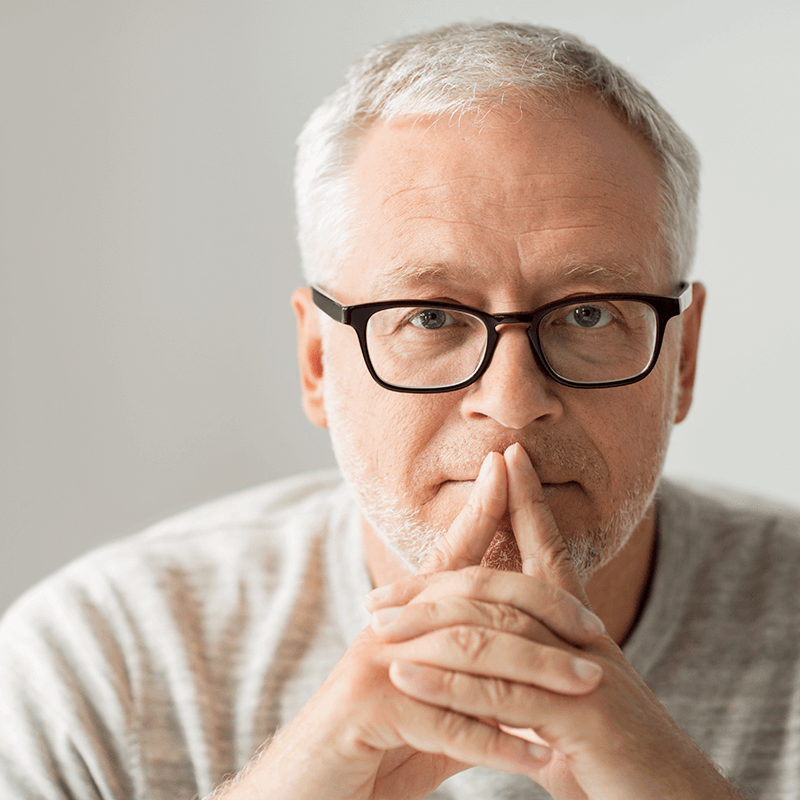 Mann denkt über die Auswirkungen einer vergrößerten Prostata auf seine Sexualfunktion nach.